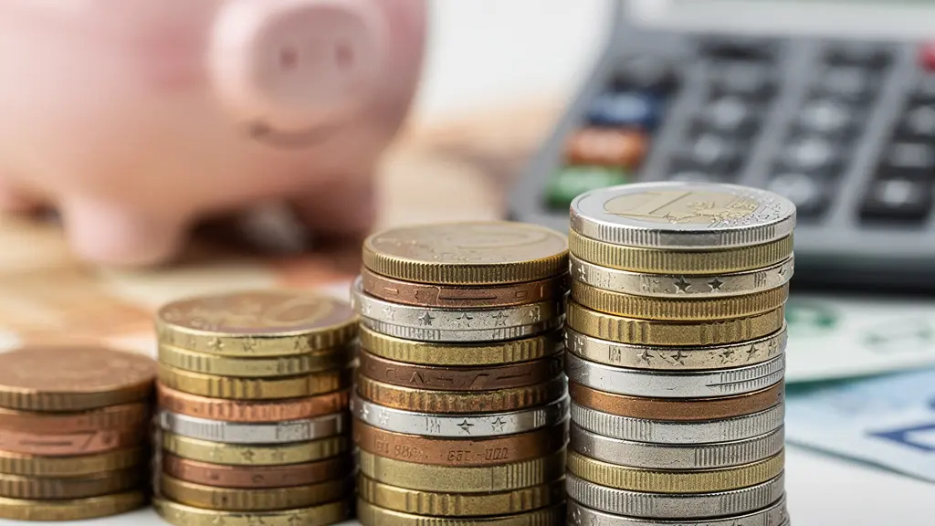 Planificación financiera con hucha, calculadora y documentos de ahorro