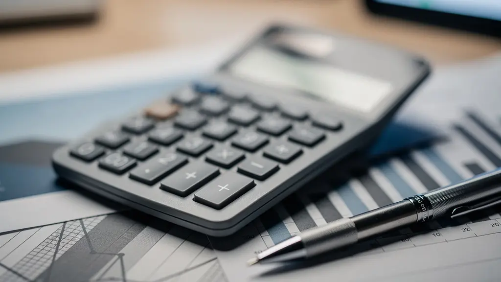 Mesa de trabajo con calculadora, documentos legales y gráficos financieros abstractos