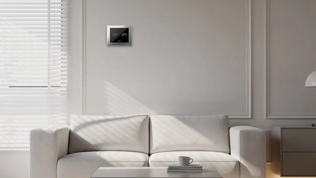 Elegante sala de estar moderna con iluminación LED inteligente ambiental, termostato visible en la pared, persianas motorizadas parcialmente bajadas filtrando luz natural dorada